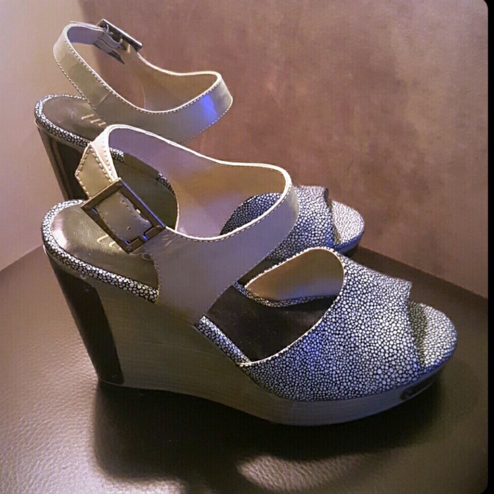 Hip wedge sandals with an edge